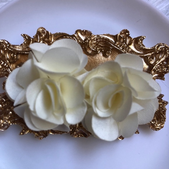 Beige/cream floral stud earrings with vintage style display - Picture 2 of 7